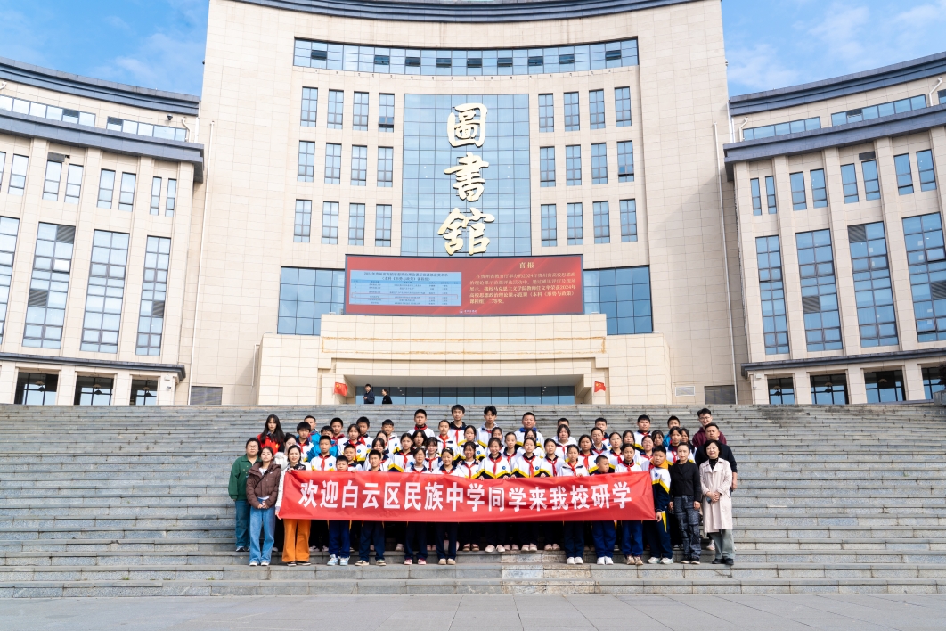建筑前的广场上有许多人
中度可信度描述已自动生成
