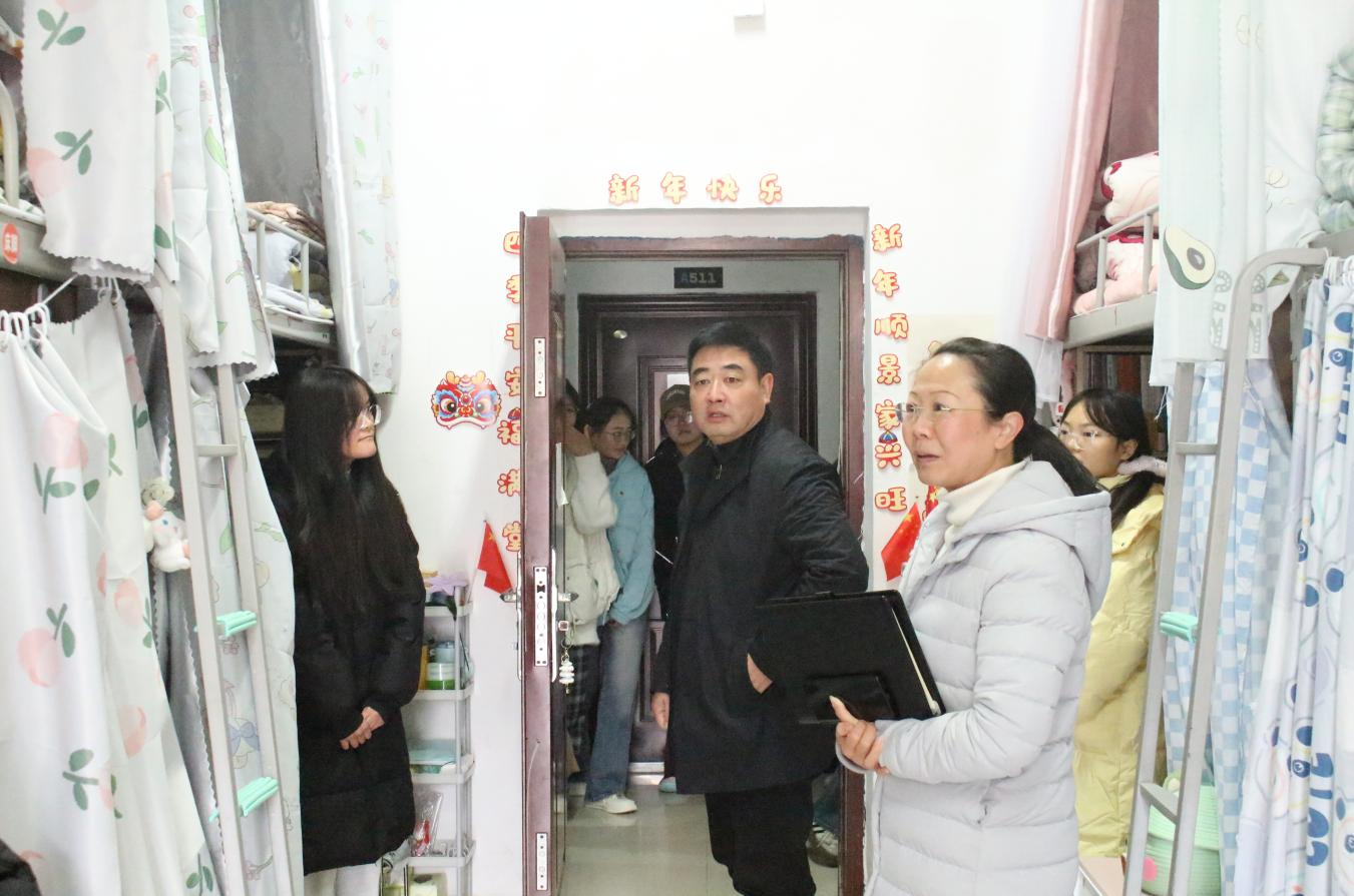 图片包含 室内, 人, 站, 男人&#xA;&#xA;描述已自动生成