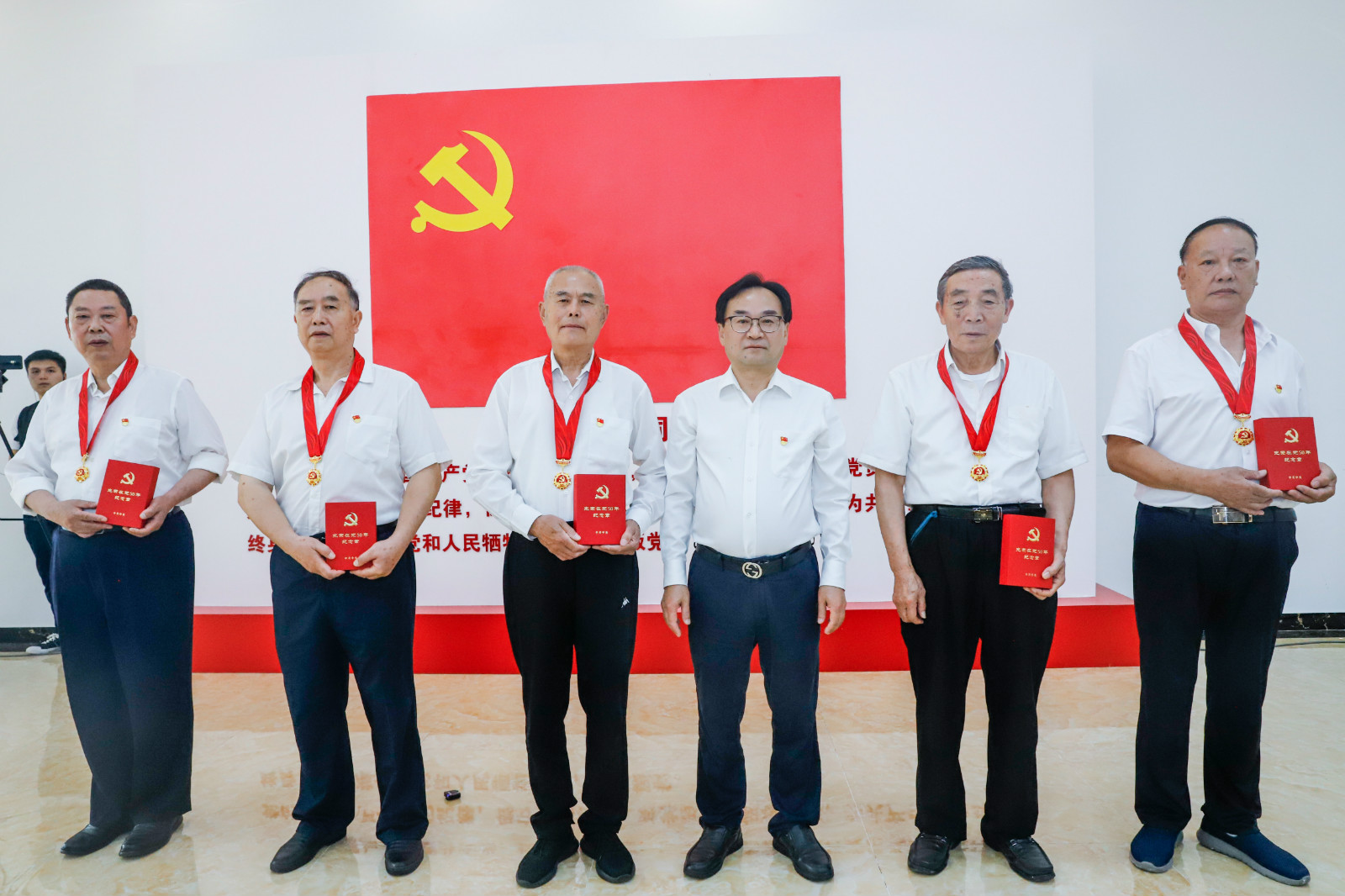 学院党委书记方仕平同志为获得“光荣在党50年”纪念章的老党员代表颁发纪念章并合影留念(1)_meitu_1.jpg