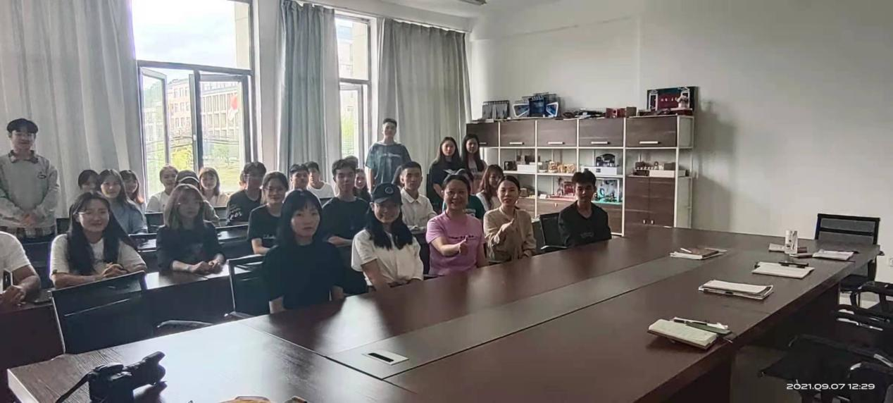 为坚决杜绝官僚主义、形式主义,进一步增强学生干部的责任感和使命感,形成旅游管理学院学生组织内部良好的工作风气,真正做到脚踏实地为师生办实事,旅游管理学院于2021年9月7日在2B313开展旅游管理学院改进学生干部工作作风的专项会议。2.png 为坚决杜绝官僚主义、形式主义,进一步增强学生干部的责任感和使命感,形成旅游管理学院学生组织内部良好的工作风气,真正做到脚踏实地为师生办实事,旅游管理学院于2021年9月7日在2B313开展旅游管理学院改进学生干部工作作风的专项会议。2.png