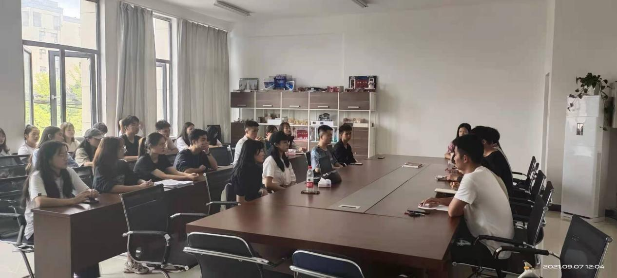 为坚决杜绝官僚主义、形式主义,进一步增强学生干部的责任感和使命感,形成旅游管理学院学生组织内部良好的工作风气,真正做到脚踏实地为师生办实事,旅游管理学院于2021年9月7日在2B313开展旅游管理学院改进学生干部工作作风的专项会议。1.png 为坚决杜绝官僚主义、形式主义,进一步增强学生干部的责任感和使命感,形成旅游管理学院学生组织内部良好的工作风气,真正做到脚踏实地为师生办实事,旅游管理学院于2021年9月7日在2B313开展旅游管理学院改进学生干部工作作风的专项会议。1.png