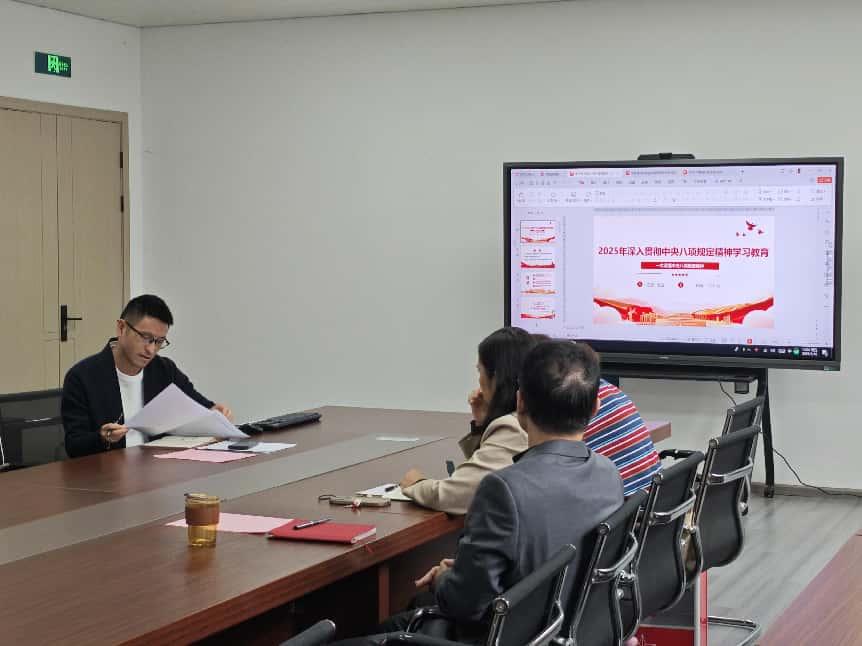 教师支部书记张波上党课